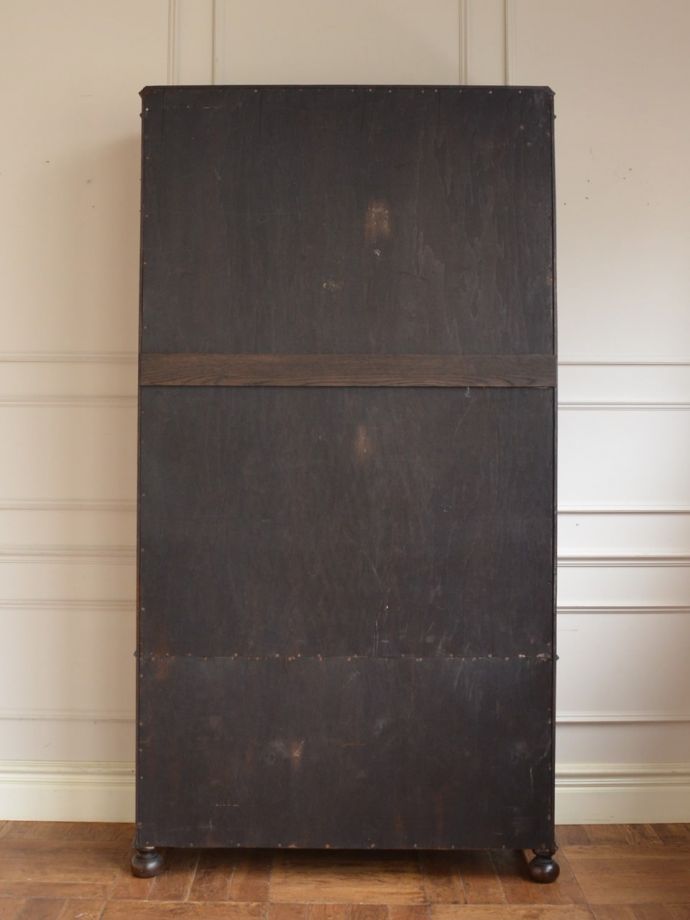 キャビネットの後ろ姿