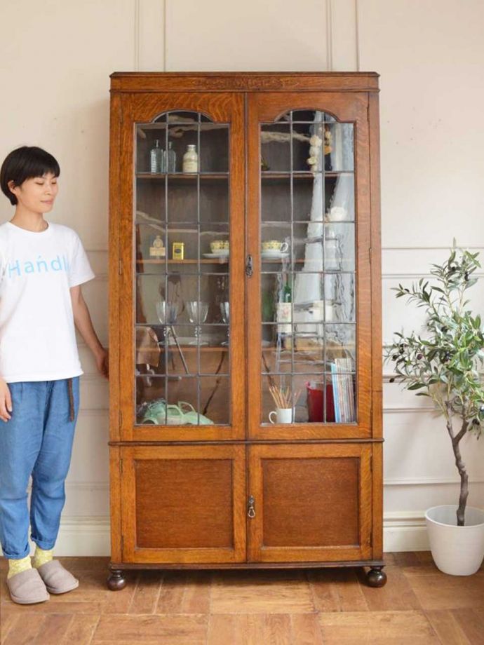 英国アンティークのガラスキャビネット