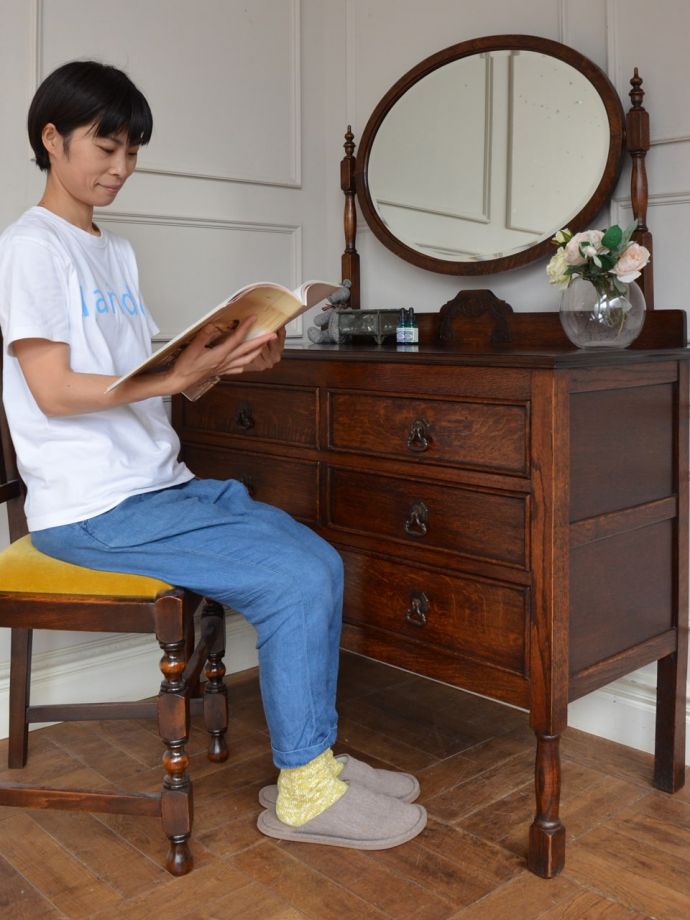 便利に使えるアンティークのドレッサー