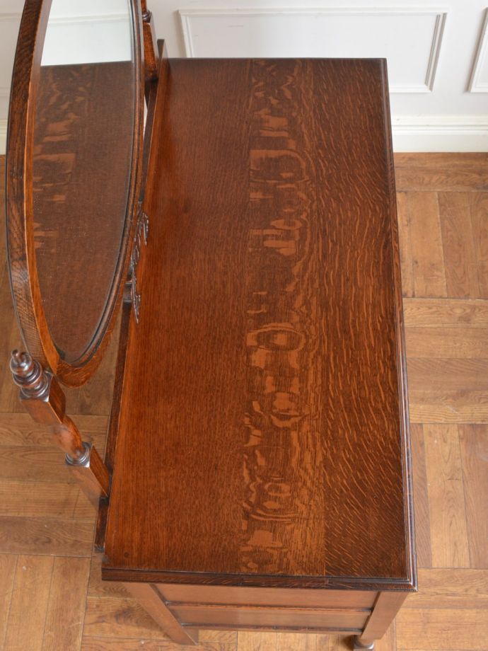 アンティークドレッサーの天板