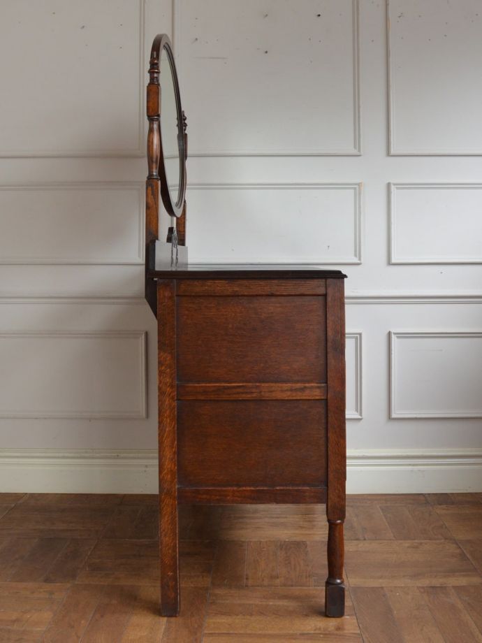 ドレッサーの側面