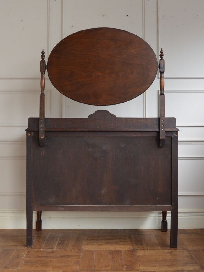 ドレッサーの後ろ姿