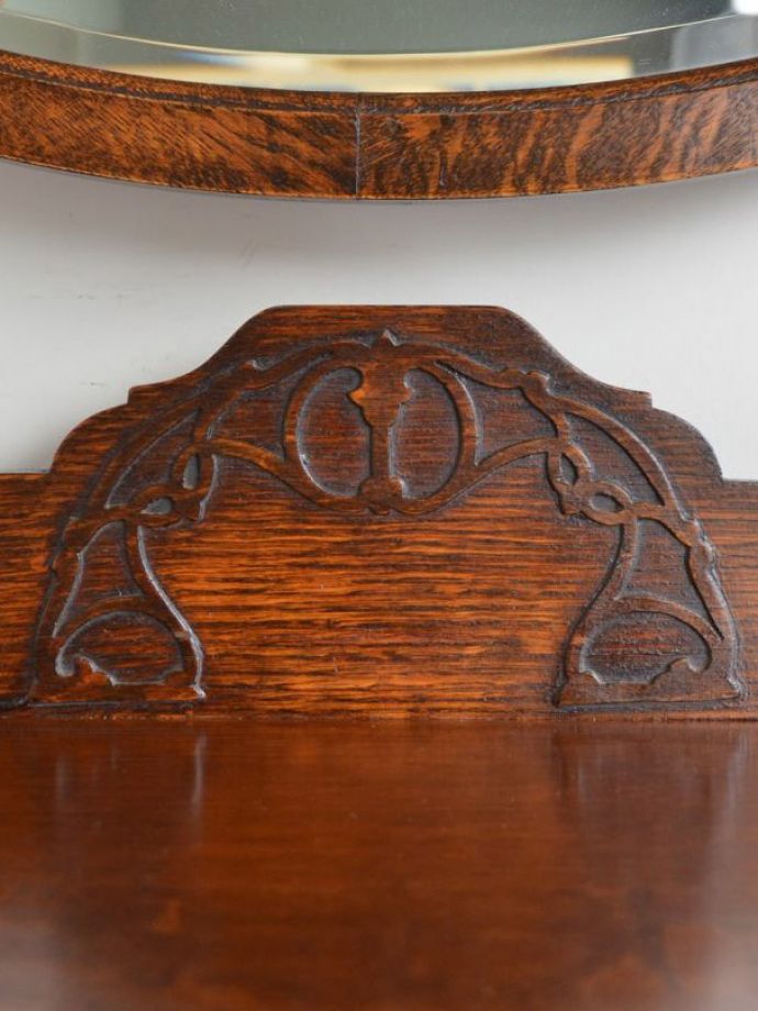 アンティーク家具らしい装飾