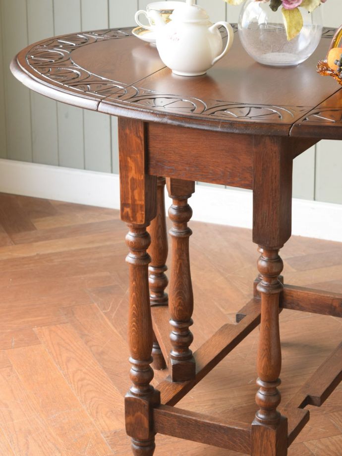 伸長式のおしゃれなアンティークテーブル