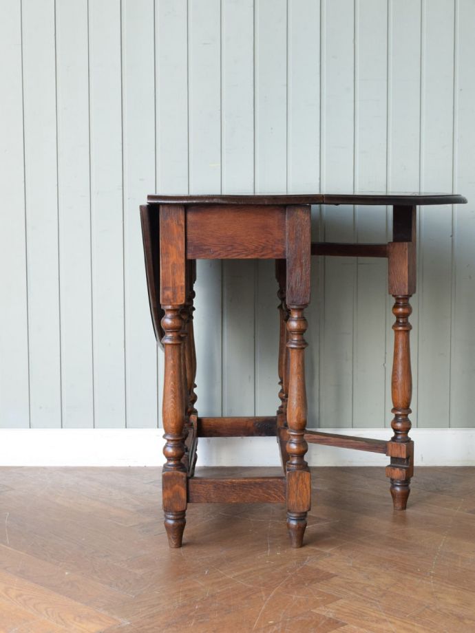 片足を開いた折り畳みテーブル