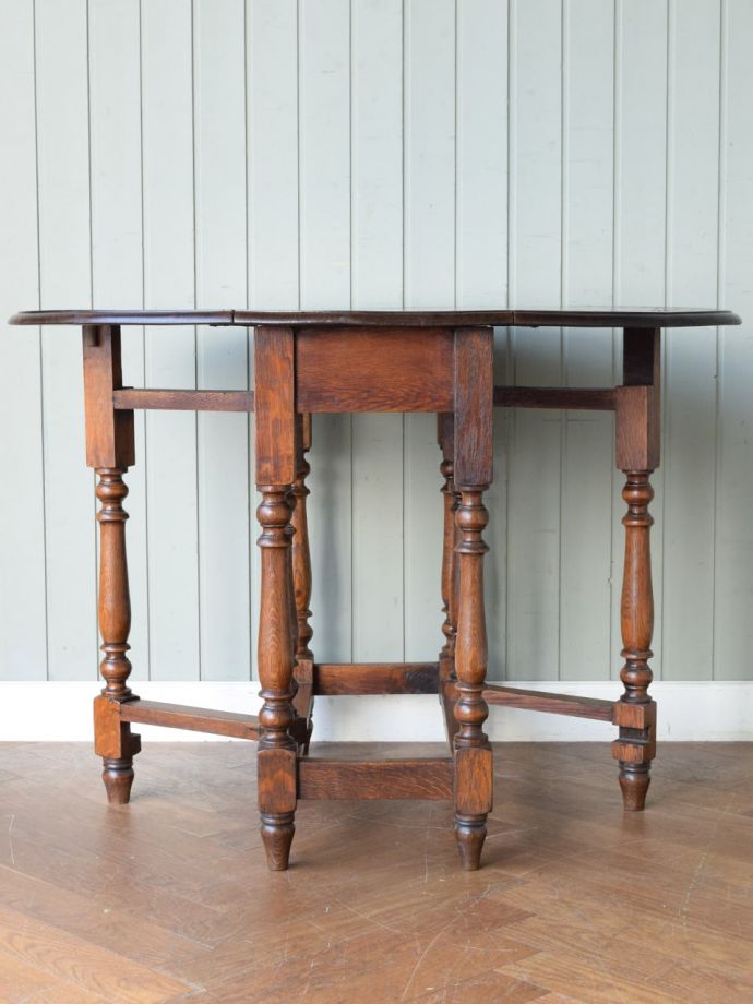 両足を広げた折り畳み式テーブル