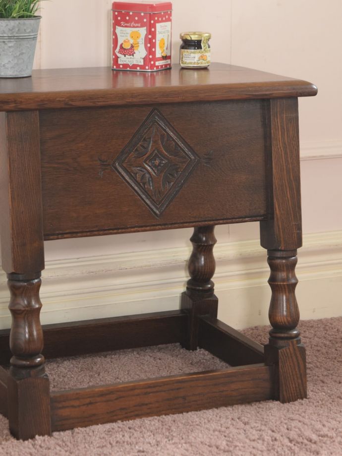 アンティーク家具らしさが漂うブランケットボックス