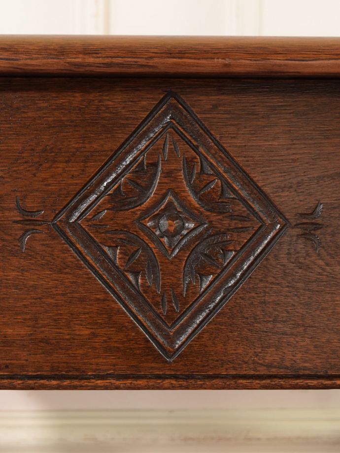 英国アンティーク家具らしい装飾