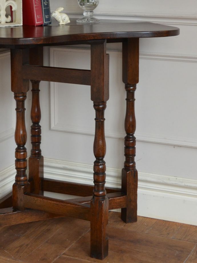 おしゃれなアンティークの伸長式テーブル