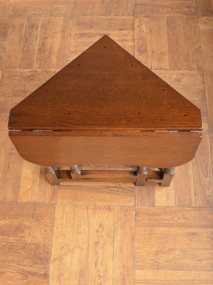 コンパクトなゲートレッグテーブル