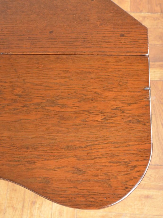 アンティークテーブルの美しい木目