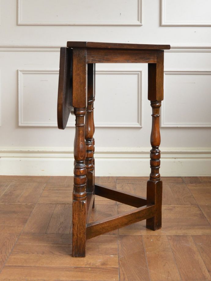 ゲートレッグテーブルの側面