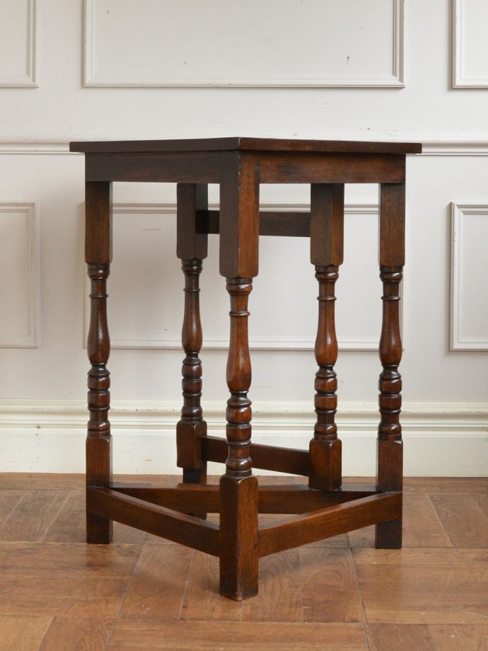 ゲートレッグテーブルの横顔