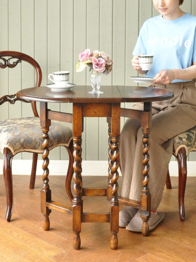 アンティークの折り畳み式テーブル