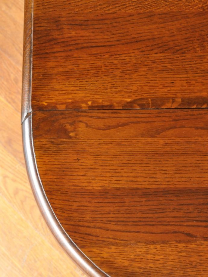 アンティークテーブルらしい木目