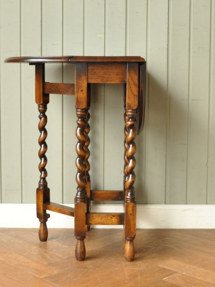 片足を開いた折り畳みテーブル