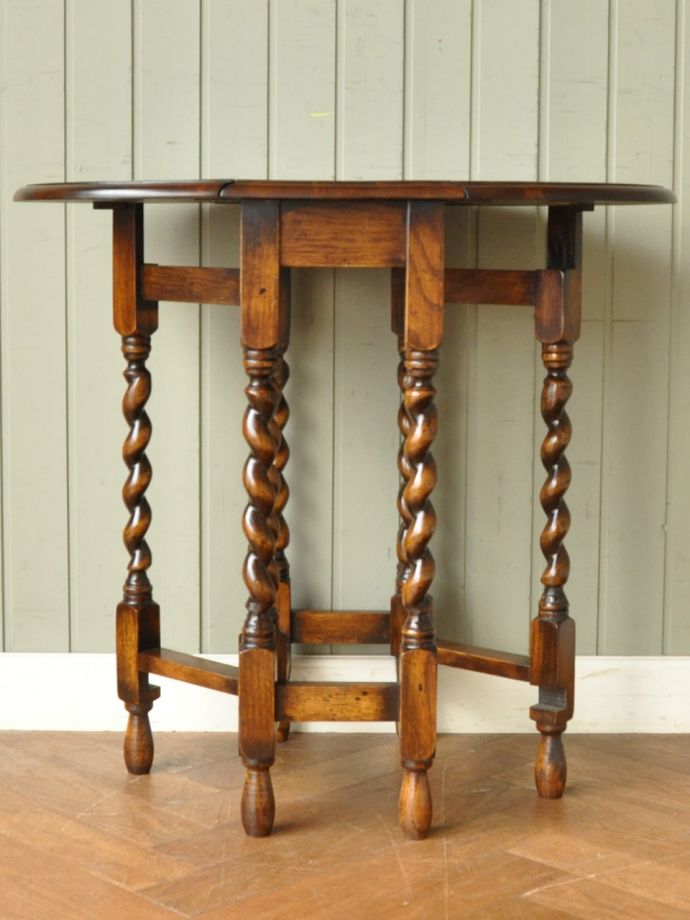 両足を広げた折り畳み式テーブル