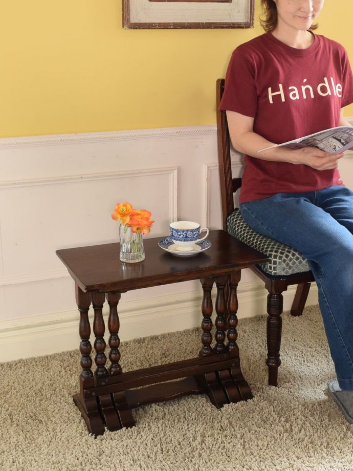 アンティークのネストテーブル