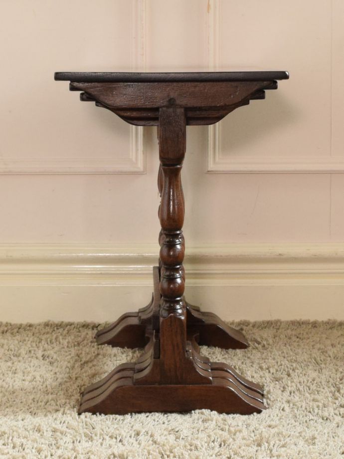 アンティークコーヒーテーブルの側面