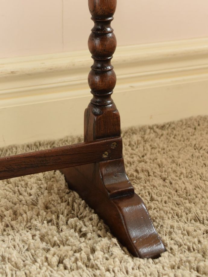 アンティークテーブルの脚