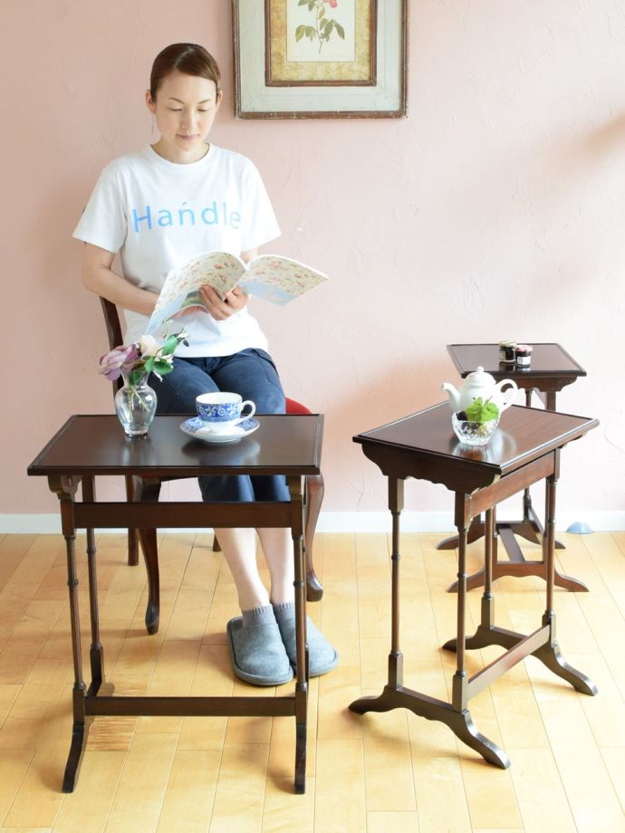 アンティークのネストテーブル