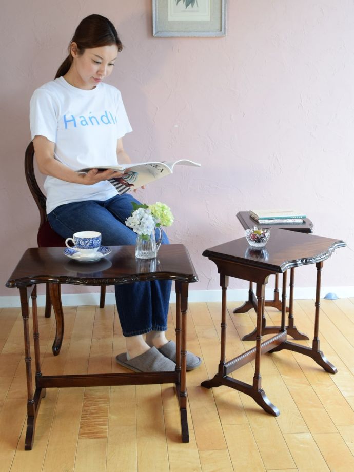 アンティークのネストテーブル