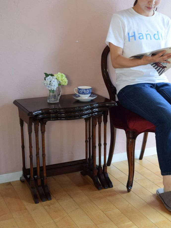 英国スタイルのアンティークテーブル