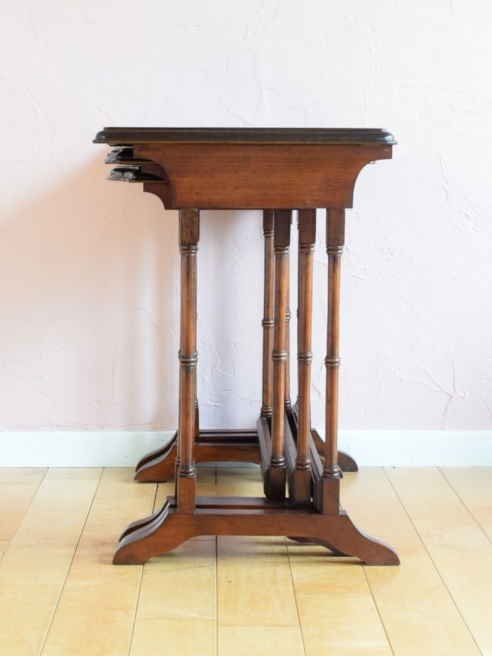 アンティークコーヒーテーブルの側面