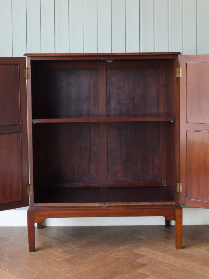 アンティークサイドボードの扉の中