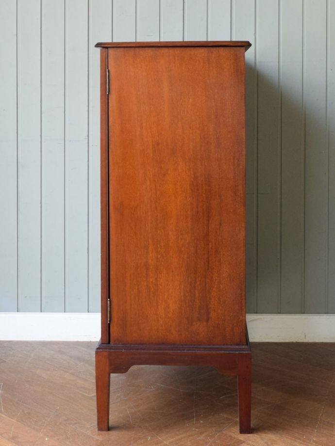 サイドボードの側面