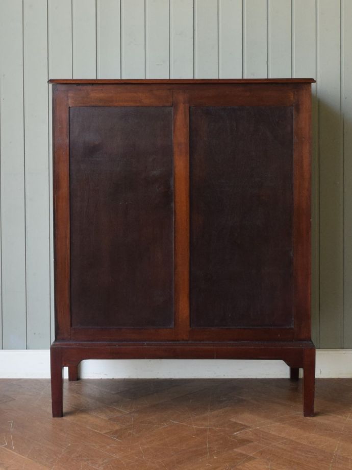 サイドボードの後ろ姿