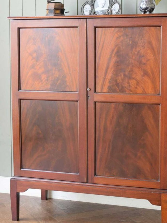 アンティーク家具らしい美しい杢目