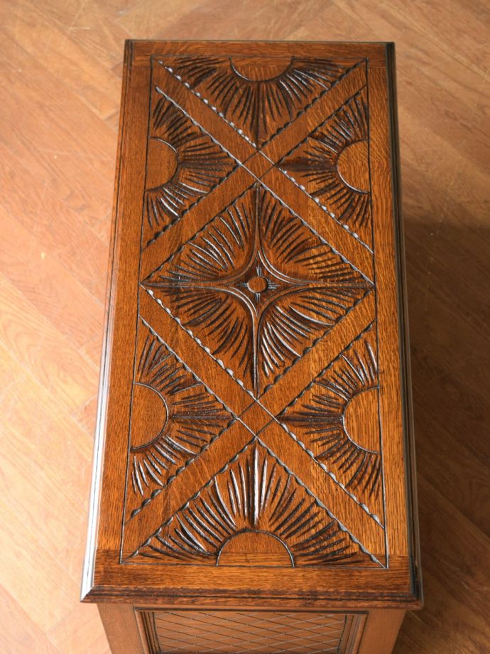 アンティークのブランケットボックスの天板