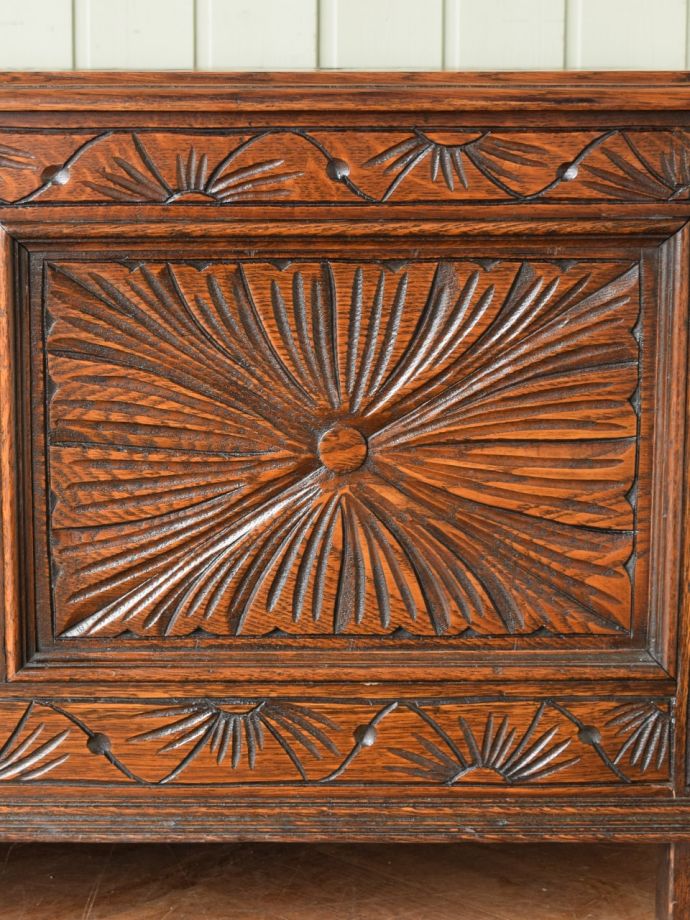 英国アンティーク家具らしい装飾