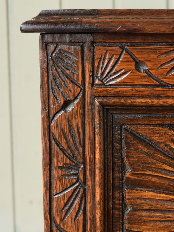 アンティークのコファの装飾