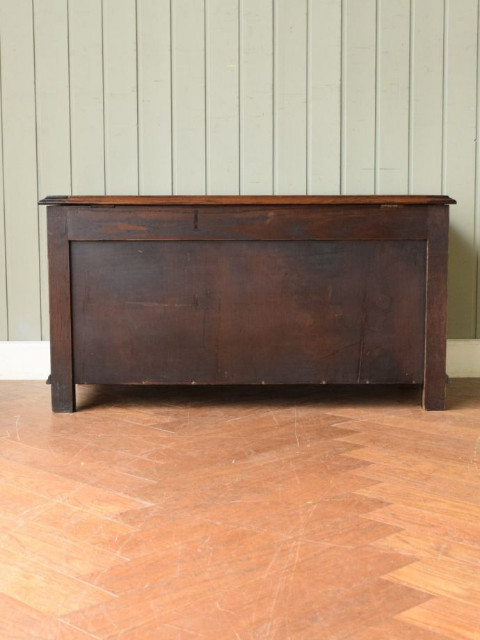 ブランケットボックスの後ろ姿