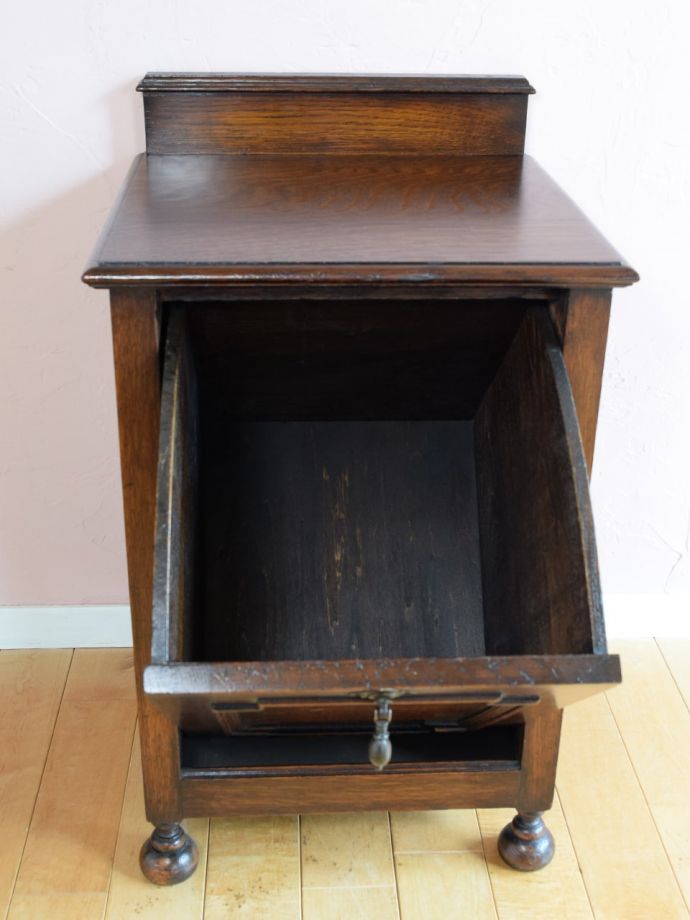 サイドキャビネットの扉の中