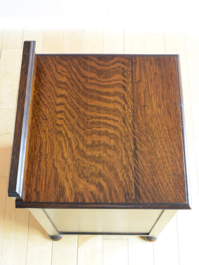 サイドキャビネットの天板