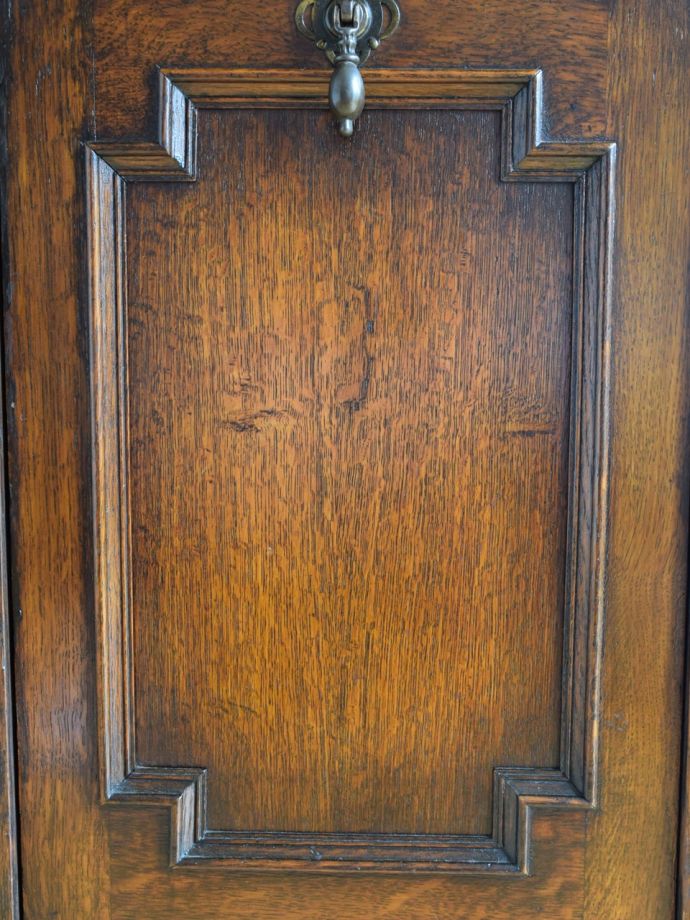 英国アンティーク家具らしい装飾