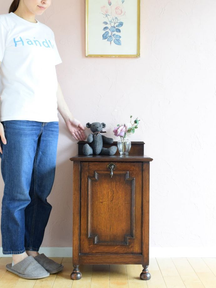 アンティークのサイドキャビネット