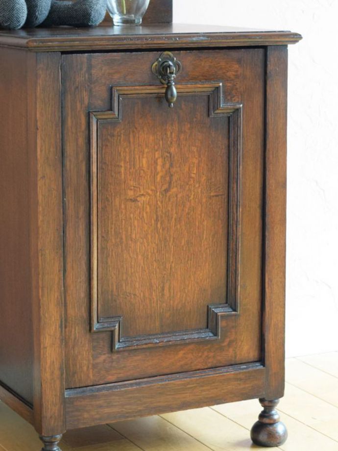 アンティーク家具らしい美しい杢目