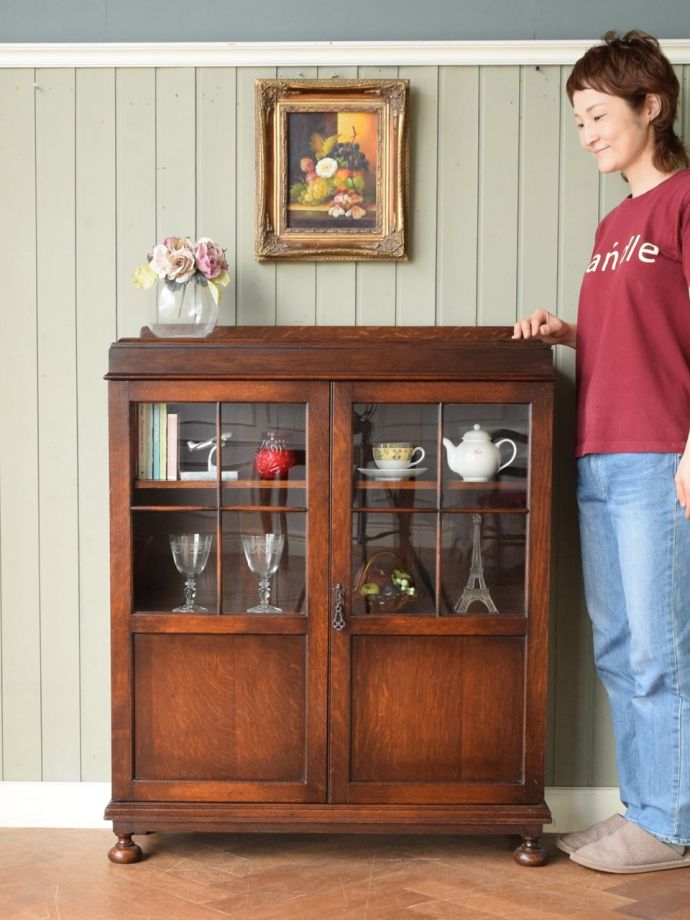 英国アンティークのキャビネット