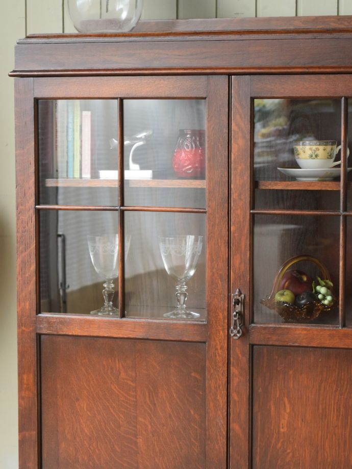 アンティーク家具らしさが漂うキャビネット