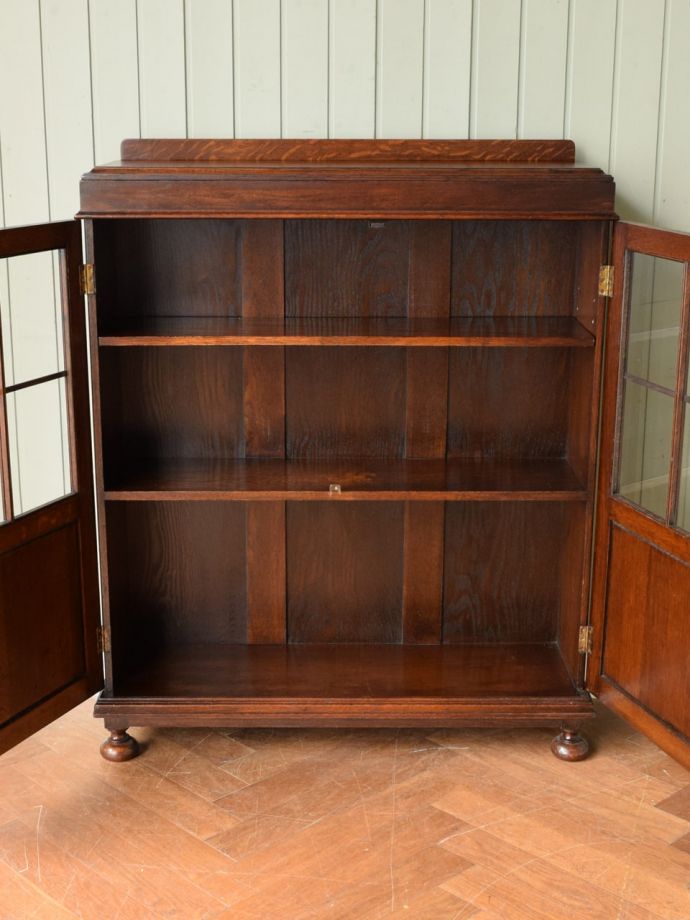 アンティークキャビネット扉の中