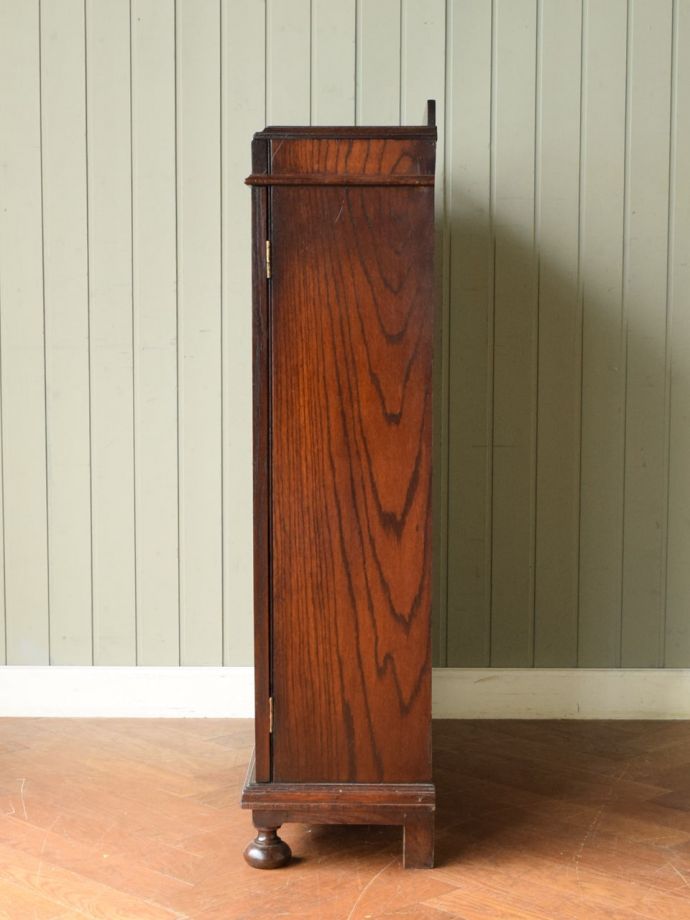 ガラスキャビネットの側面