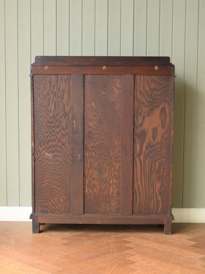 ガラスキャビネットの後ろ姿