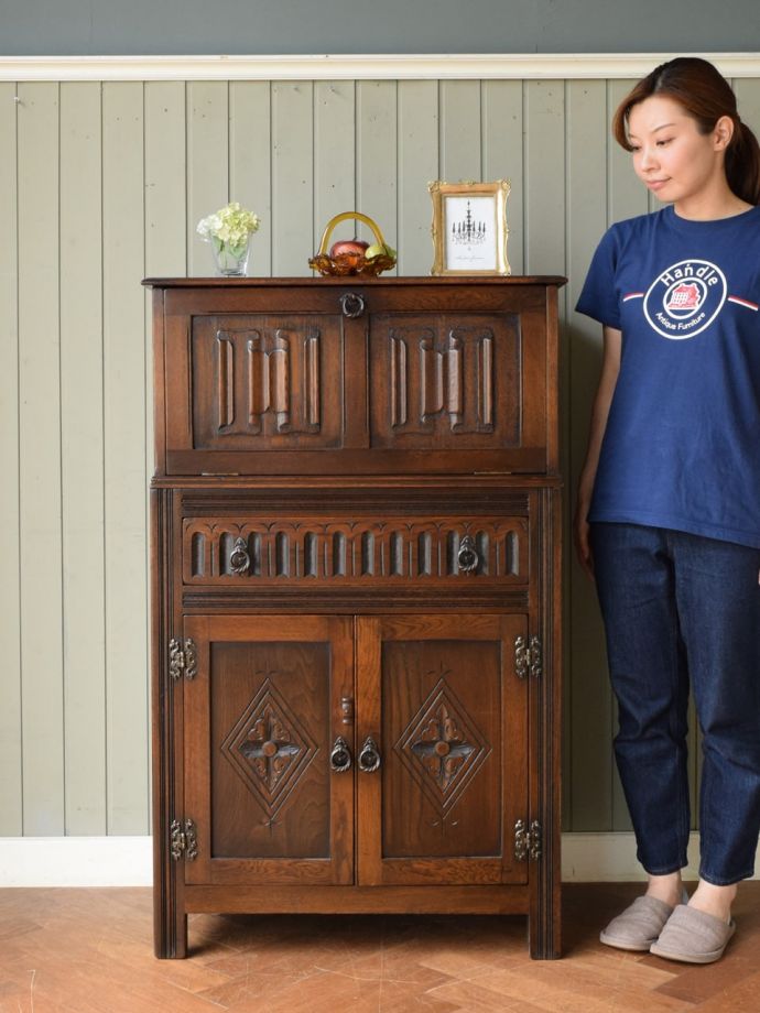 英国アンティークのキャビネット