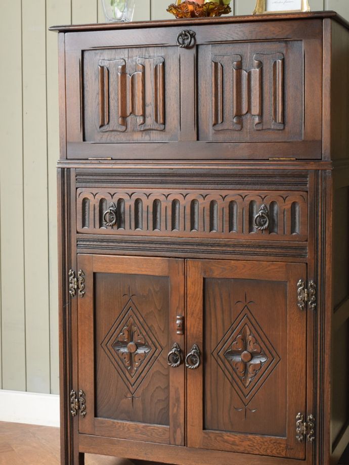 アンティーク家具らしさが漂う装飾