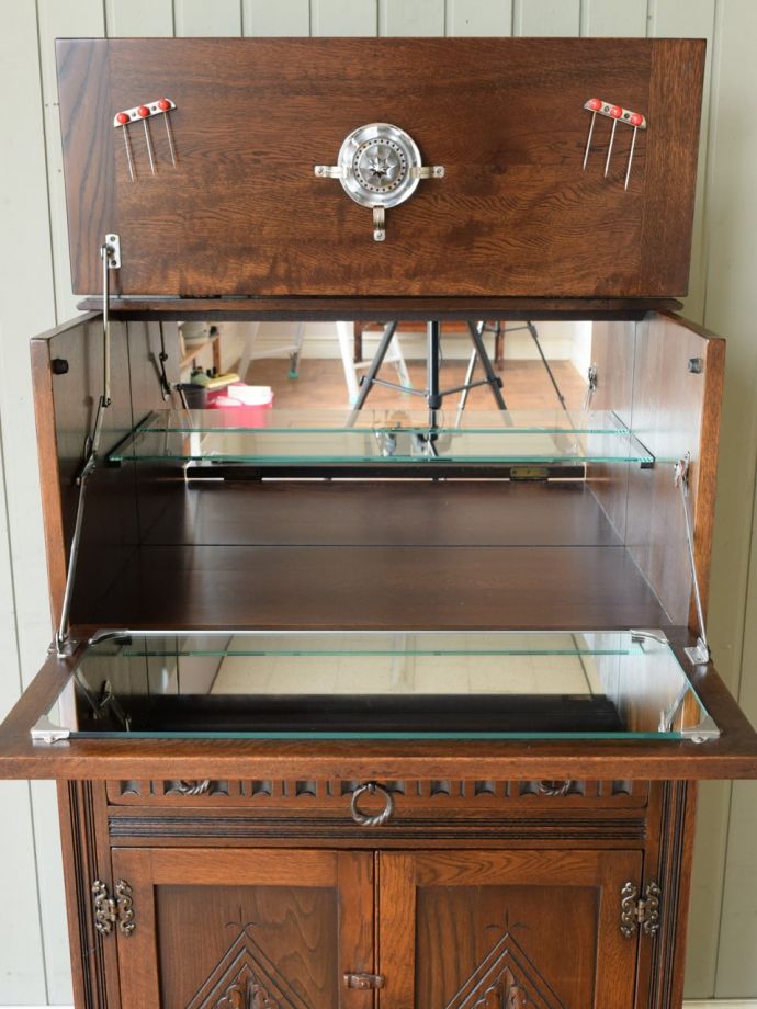 アンティークキャビネットの扉の中