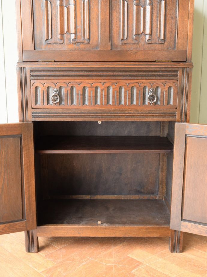 カップボードの扉の中